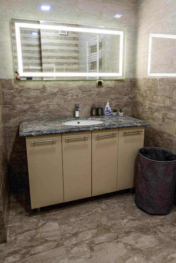 Apartment Adonis Albu's *