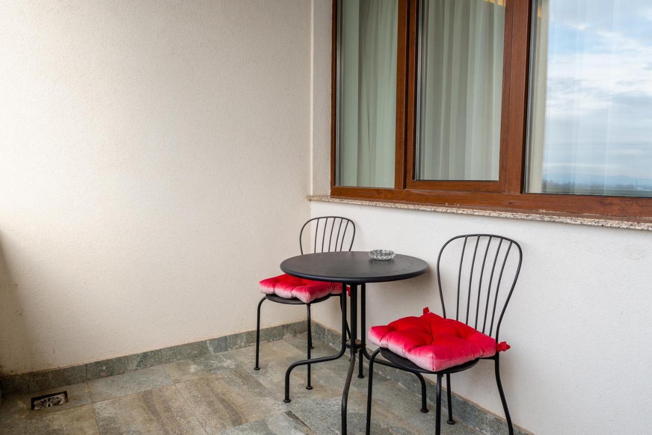 Apartment Adonis Albu's *